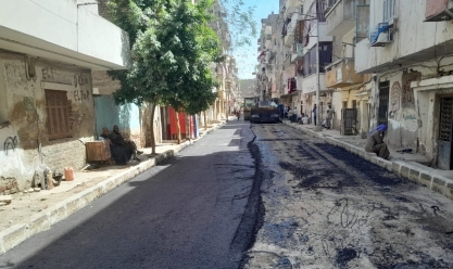 استكمال أعمال رصف طرق وشوارع مركز القوصية وحي شرق بأسيوط