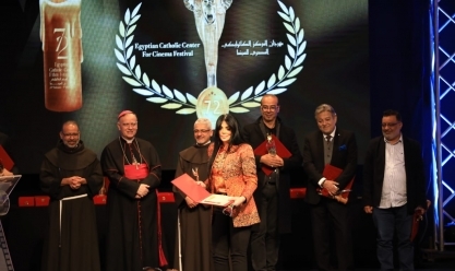 حورية فرغلي تتسلم جائزة منى زكي بالمهرجان الكاثوليكي للسينما