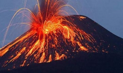 تحذيرات من تسونامي في إندونيسيا نتيجة تساقط الحمم البركانية في البحر (فيديو)