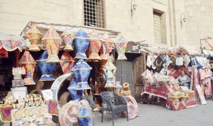 استمرار بيع الفوانيس وزينة رمضان في بورسعيد.. محمد صلاح يتصدر القائمة