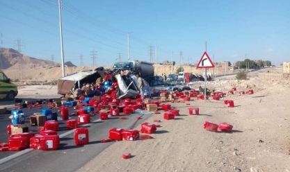 إصابة سائقين في تصادم سيارتي زيوت ومواد طلاء على الصحراوي الغربي بقنا «صور»
