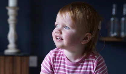 تفاصيل نجاح علاج جيني لطفلة بريطانية تسمع لأول مرة.. ولدت مصابة بصمم وراثي