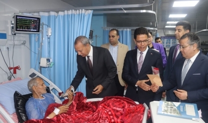 محافظ القليوبية يحتفل بالعيد مع مصابي فلسطين في المستشفيات المصرية