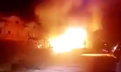 مشاهد تظهر حجم الدمار بعد وقوع انفجارين في سوريا.. ضربة إسرائيلية (فيديو)