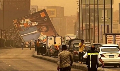 عودة حركة السيارات بكوبري 6 أكتوبر بعد إزالة لافتة إعلانات سقطت بسبب العاصفة