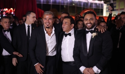 عمرو دياب يشعل حفل زفاف نجل محمد فؤاد وسط تفاعل كبير من الحضور (فيديو)