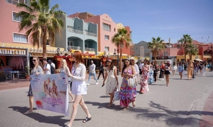 لتنشيط السياحة.. ملكات جمال العالم يروجن للغردقة بزيارة جزيرة براديس (صور)