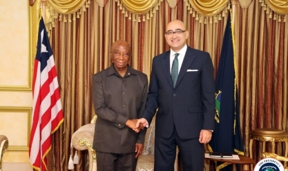 السفير المصري يسلم رئيس ليبيريا برقية تهنئة من الرئيس السيسي لفوزه بالانتخابات