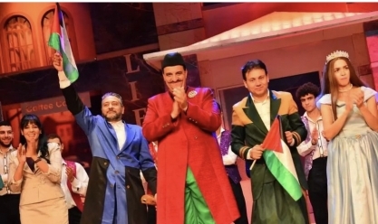 أسرة العرض المسرحي «طيب وأمير» ترفع علم فلسطين تضامنا مع شعبها