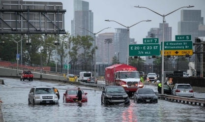 بسبب العاصفة أوفيليا.. فيضانات تجتاح الشوارع وتعطل المترو في نيويورك