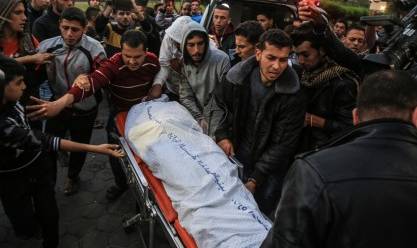 انتشال جثمان شهيد فلسطيني من تحت أنقاض المنزل المحاصر في دير الغصون