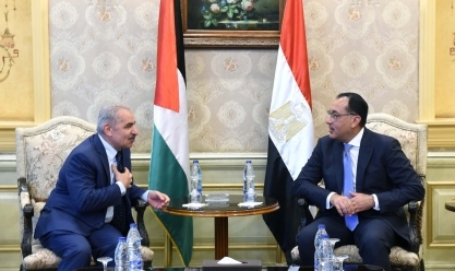مدبولي يستقبل رئيس الوزراء الفلسطيني والوفد المرافق له في مطار القاهرة