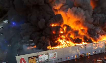 حريق هائل يلتهم مركز تسوق ضخم في هولندا.. الدخان يغطي سماء البلاد (فيديو)