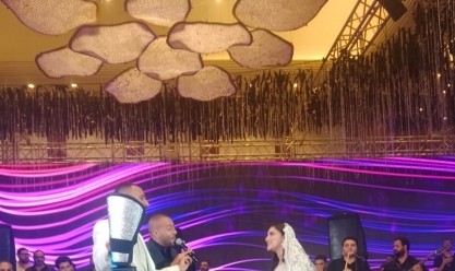 تامر عاشور يفاجئ حضور حفل زفاف ابنة مصطفى كامل بأغنية «هيجيلي موجوع»