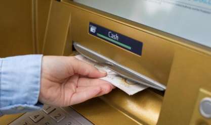 وفر وقت الانتظار في البنك.. كيف تستبدل الدولار بالجنيه من ماكينة ATM؟