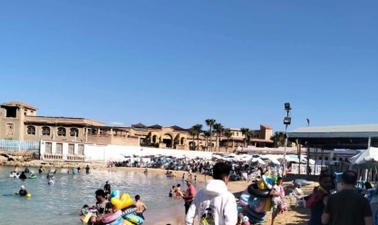 «بينا على الكورنيش».. مواطنون يهربون من حرارة الجو إلى شواطئ الإسكندرية (فيديو)