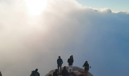 مئات السياح يقضون الليل فوق قمة جبل موسى.. درجة الحرارة 1 تحت الصفر