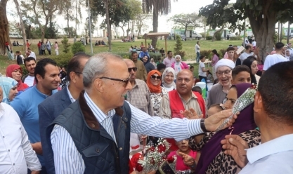 توزيع الورود على المواطنين في القناطر الخيرية احتفالا بشم النسيم