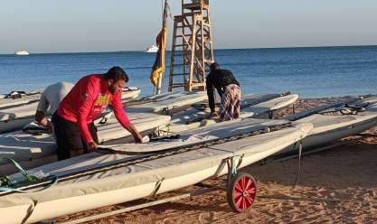 المشاركون في فعاليات بطولة أفريقيا للشراع يرفعون علم فلسطين على شواطئ الغردقة