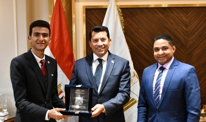 وزير الشباب يكرم عمرو محمد لفوزه بالمركز الثاني عالميا في مجال الطاقة المتجددة