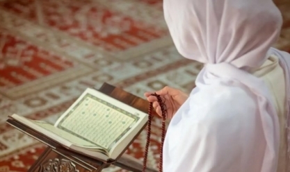 هل يجب على المرأة ارتداء الحجاب عند قراءة القرآن؟.. «الإفتاء» تجيب (فيديو)