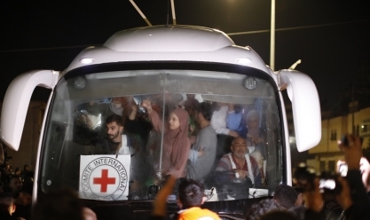 الصليب الأحمر تسلم المحتجزين الإسرائيليين ضمن الدفعة السادسة من صفقة التبادل