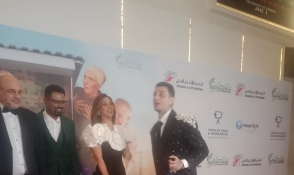أحمد الفيشاوي يوزع «لبان» على جمهور العرض الخاص لفيلم بنقدر ظروفك