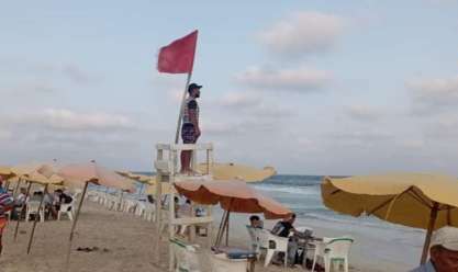 رفع الرايات الحمراء على شواطئ غرب الإسكندرية بسبب ارتفاع الأمواج