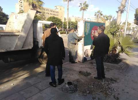 بالصور| حي وسط الإسكندرية يشن حملة لإزالة أعمدة الإنارة الآيلة للسقوط