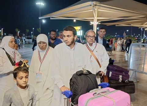حجاج مصريين خلال سفرهم للحج عبر رحلات مصر للطيران هذا العام