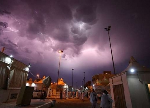 فيديو.. أمطار رعدية في مكة قبل يوم التروية