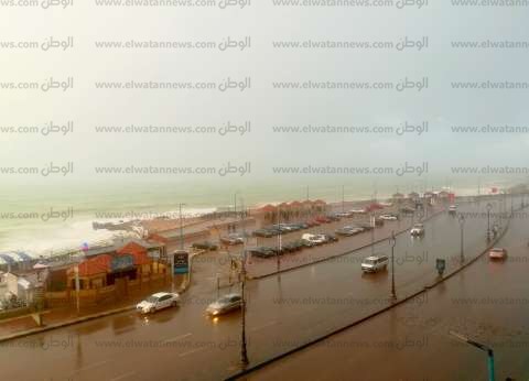 بالصور| أمطار غزيرة تضرب محافظة الإسكندرية وهبوب رياح شديدة البرودة