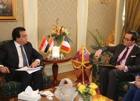 عبدالغفار يبحث مع السفير الفرنسي تطوير الجامعة الأأهلية الفرنسية بمصر