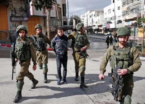 الاحتلال الإسرائيلي يعتقل 25 فلسطينيا من الضفة الغربية