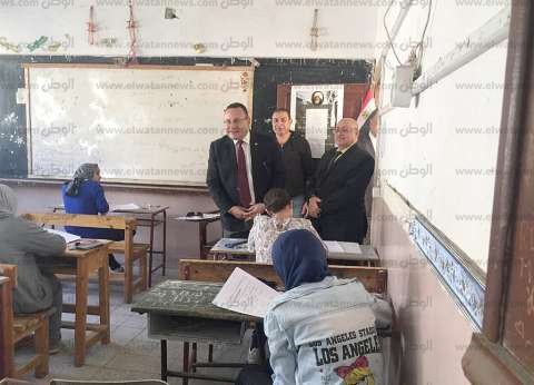 محافظ الإسكندرية يتفقد لجان امتحان الشهادة الإعدادية بإدارة شرق