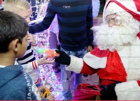 بابا نويل يوزع هدايا على الأطفال في احتفالات الكريسماس بشرم الشيخ