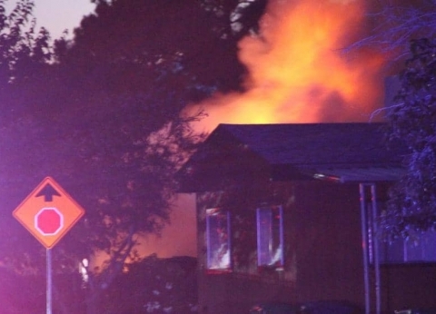 حالة تأهب في كاليفورنيا بسبب حرائق دمرت عشرات المنازل