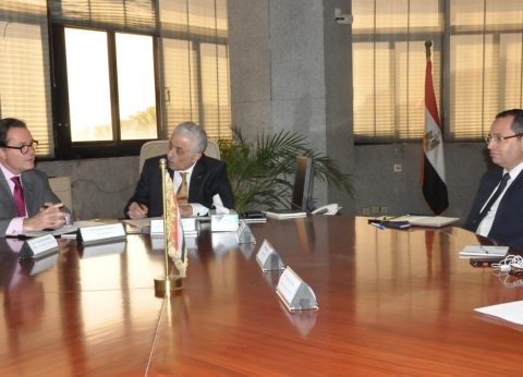 وزير التربية والتعليم يبحث مع سفير فرنسا بالقاهرة تزويد بنك المعرفة بموارد رقمية باللغة الفرنسية