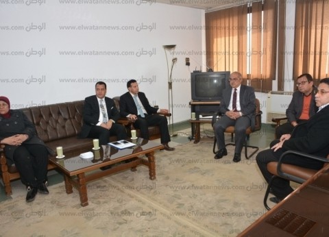 رئيس جامعة أسيوط يجتمع مع ممثلي وزارة التخطيط ومركز بصيرة