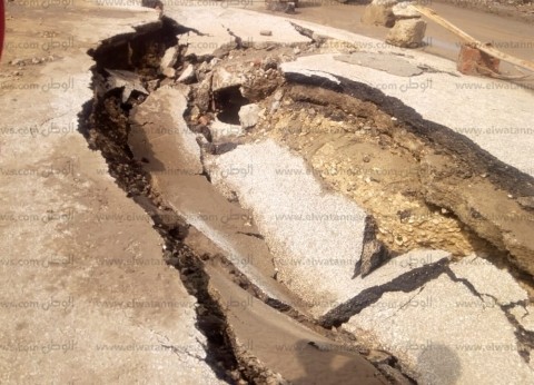 بالصور.. هبوط أرضي على طريق quotالسنطة – شرشابةquot بسبب كسر في ماسورة مياه