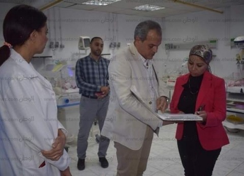 صور.. نائب محافظ البحر الأحمر في زيارة ليلية مفاجئة لمستشفى الغردقة