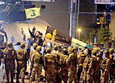 بالفيديو.. سيارات تحمل أعلام حزب الله تطلق أعيرة نارية في لبنان