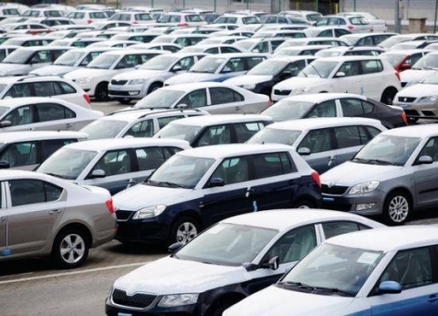 تاجر سيارات: هناك ارتباك كبير في حركة البيع والشراء بأسواق المستعمل