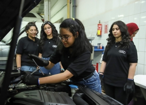 5 فتيات يدخلن عالم صيانة السيارات للتدريب بمركزي أودي وفولكس بمصر