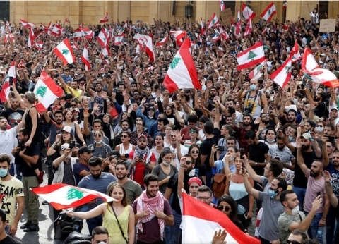 فيديو.. متظاهرون يعتصمون أمام منزل وزير الاتصالات اللبناني