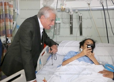 زار الطفلة ضحى.. محافظ جنوب سيناء يتفقد أحوال المرضى بمستشفى شرم الشيخ