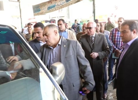محافظ الجيزة يقطع جولته لتوفير سيارات quotسرفيسquot للمواطنين