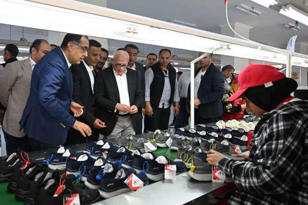 رئيس الوزراء يتفقد مصنع تصنيع الأحذية