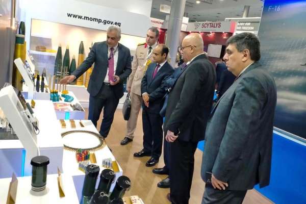 سفير مصر ببلغاريا خلال تفقد المنتجات المصرية بالمعرض الأوروبي