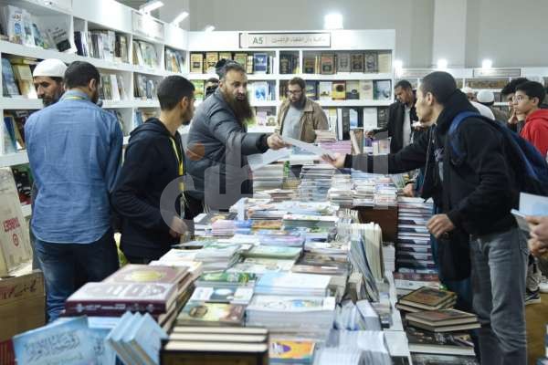 إقبال الزوار على معرض القاهرة الدولي للكتاب